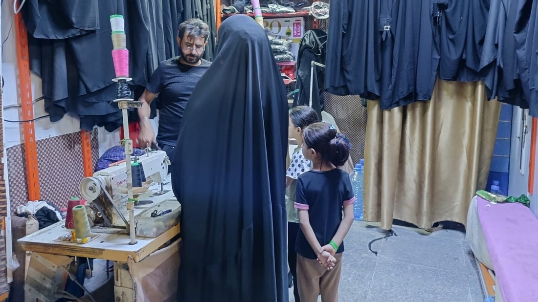 خياطون: نساء شرق العاصمة يفضلن فصال العباءة العراقية.. أحلى ولونها ثابت