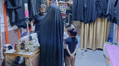 خياطون: نساء شرق العاصمة يفضلن فصال العباءة العراقية.. أحلى ولونها ثابت