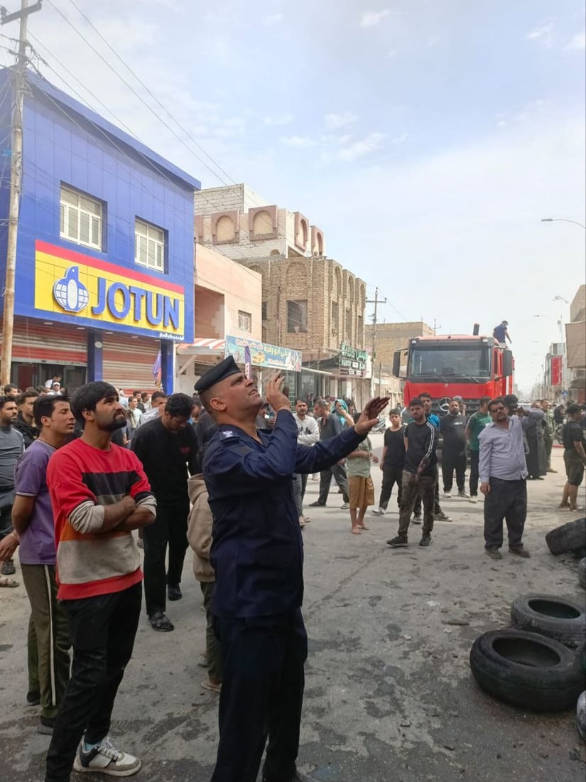 شاهد: الدفاع المدني يمنع كارثة وصول النيران إلى شقق سكنية في الناصرية