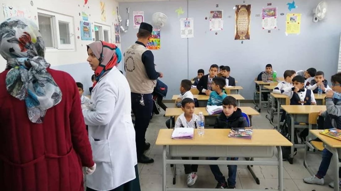 صور: الشرطة المجتمعية تلاحق الهاربين من مدارس بسماية.. ومحاضرات عن “حب الوطن”