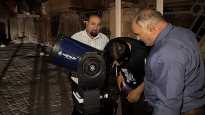 صور: العمارة تراقب القمر الدموي من الكورنيش بمنظار متطور