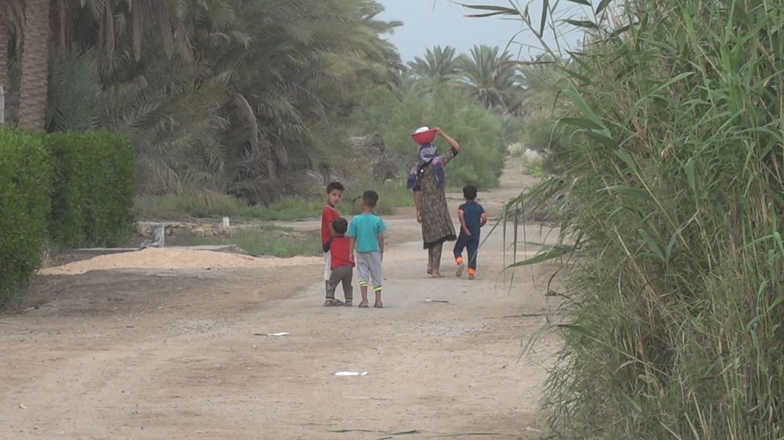 صور: المياه ستصل إلى أهل الخميسية في الحمزة الغربي.. يغتسلون في النهر منذ 10 سنين!