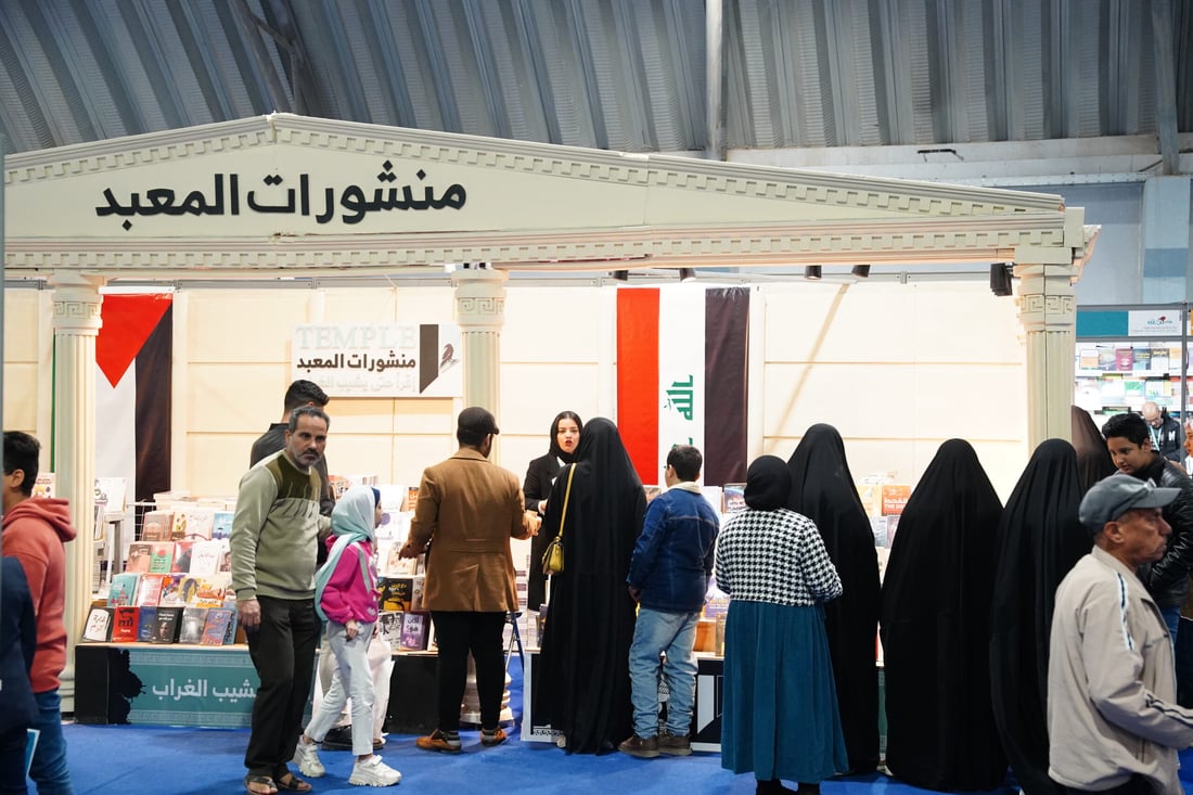 صور: العشاق في النجف “فن ومسألة ومعاناة”.. روح فالنتاين تطغى على معرض الكتاب