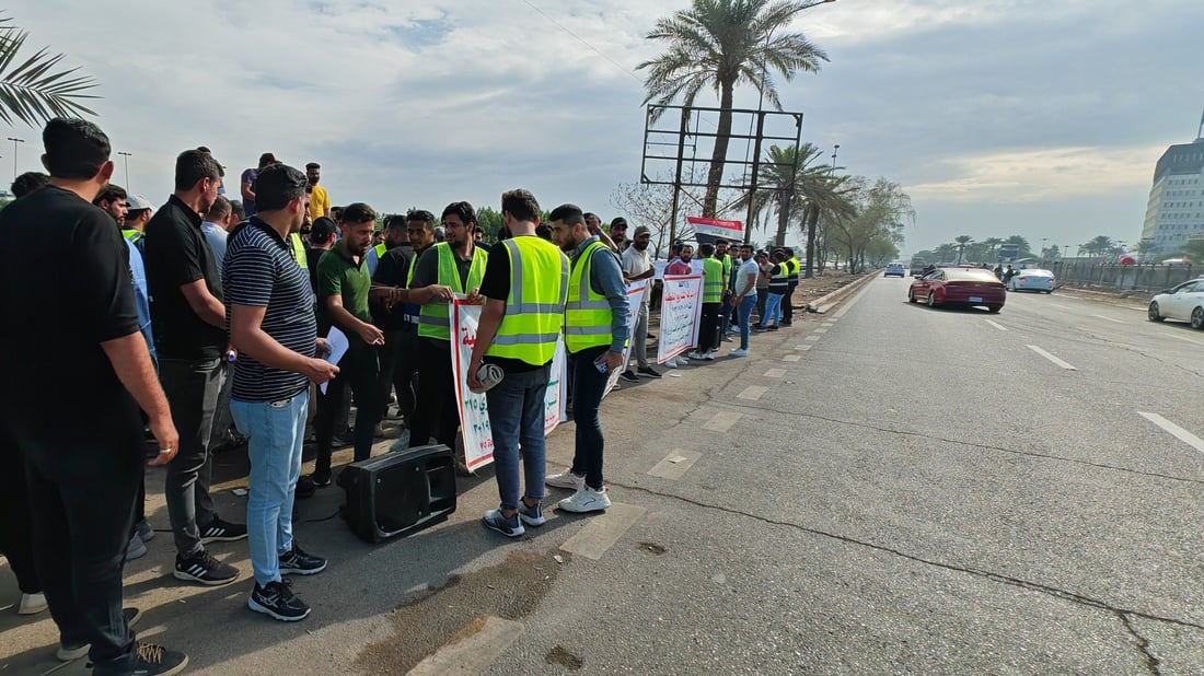 صور: عمال الأجر اليومي يعتصمون أمام النفط.. إنهاء خدمات 1400 بدل توظيفهم بعقود