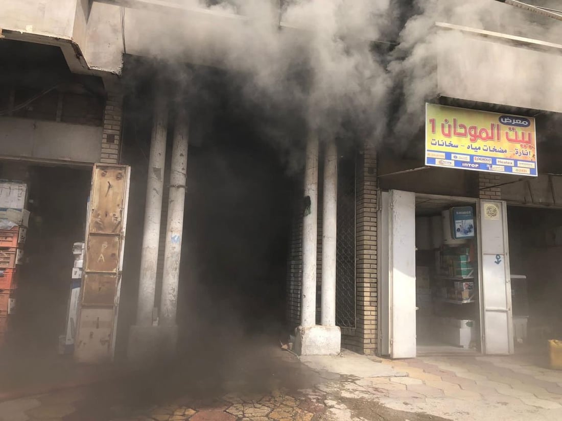 صور: الدفاع المدني يخمد حريقاً اندلع داخل بناية تجارية في بغداد الجديدة