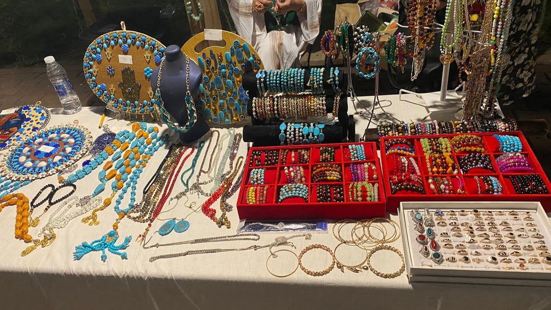 صور: سكان مجمع اليمامة في بغداد يتعرفون على بعضهم في بازار.. ونسخة أخرى في العيد