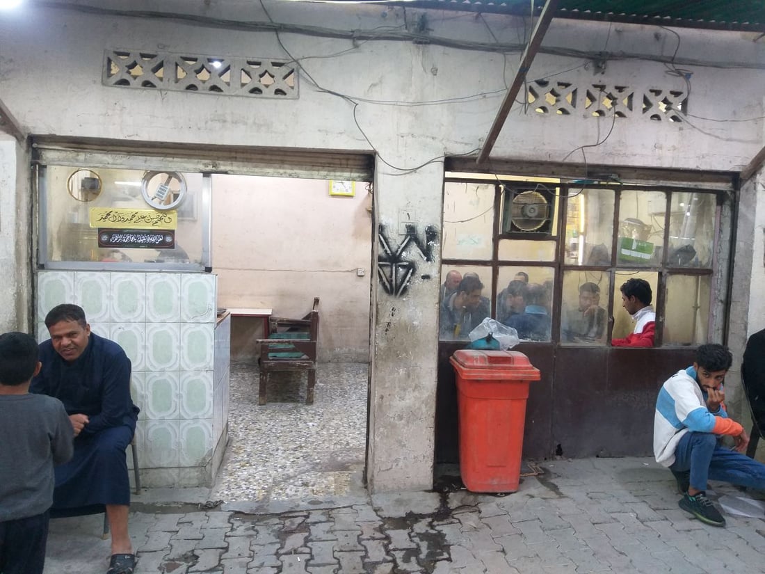 بغداد: “الكادحين” مقهى الكسبة وكبار السن في الحرية.. بلا نارجيلة (صور)