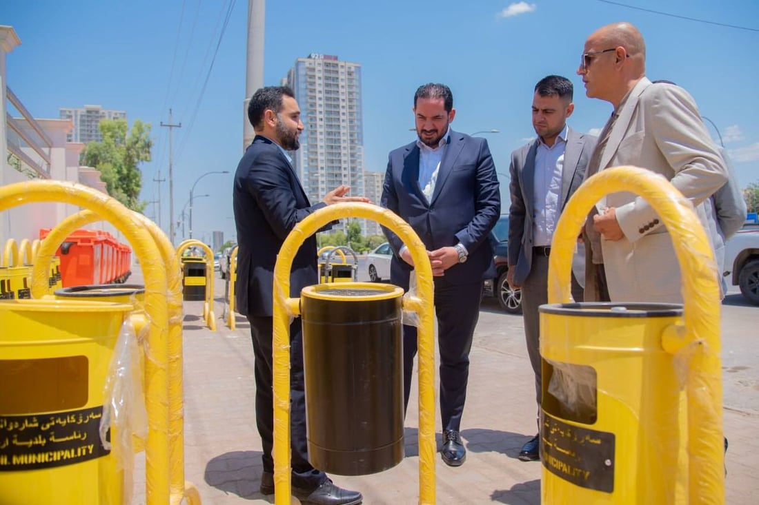 حاویەی ئاسنی زبڵ لە شەقامەکان دانرا