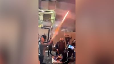 “مزيقة ومفرقعات وكيك” احتفالاً بوصول التبليط لإحدى مناطق الفلوجة