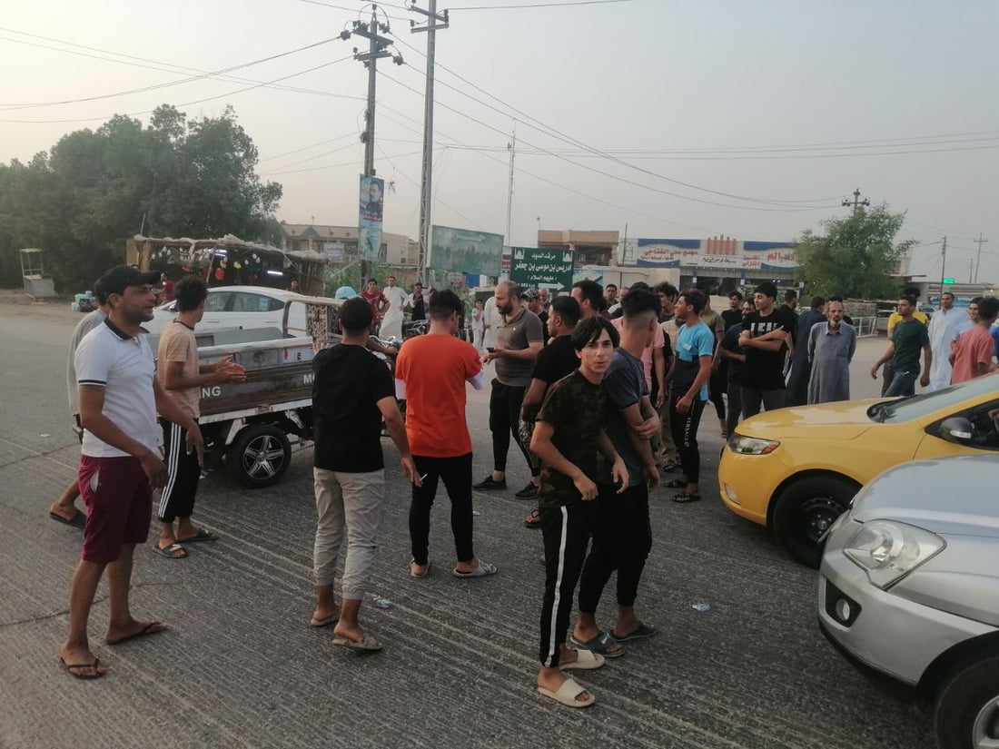 تظاهرة غاضبة في أبي غرق بعد وفاة شاب بحادث سير والحكومة تتعهد بجسر كهربائي!