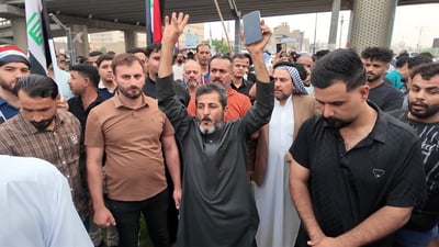 النجف مصدومة من سعر الدولار.. تظاهرة غاضبة تطالب الحكومة بالتراجع وضبط الموازي