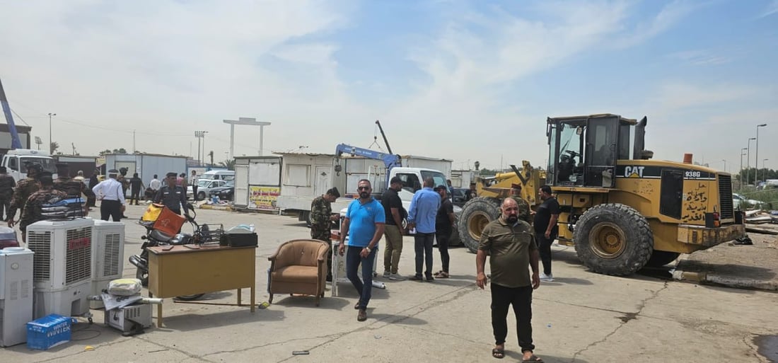 صور: الوحش الأصفر يقتلع الأكشاك المخالفة قرب مديرية تسجيل المركبات في بغداد