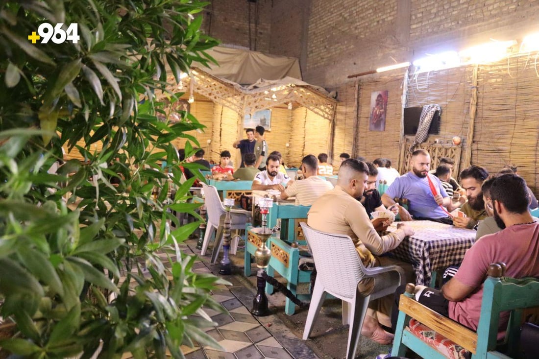 ماذا نفعل قبل الشتاء.. صاحب مقهى الريف في الحرية يشرك زبائنه في حوار ديمقراطي!