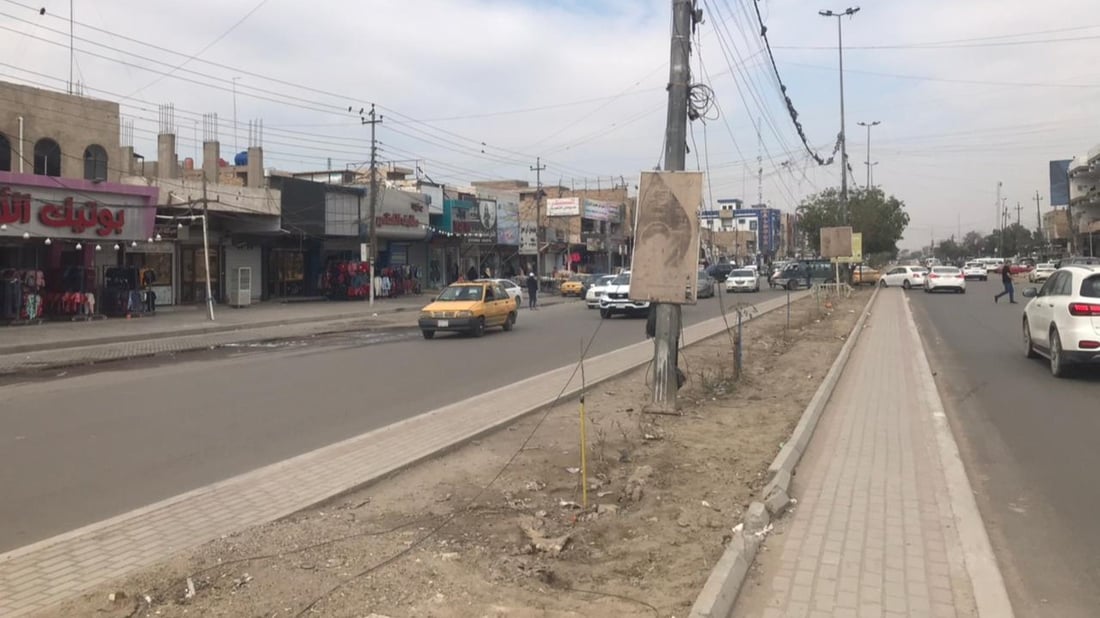 صور: أعمدة كهرباء مائلة وأسلاك متدلية تقلق حي الجهاد.. الدائرة تعد بالتحرك