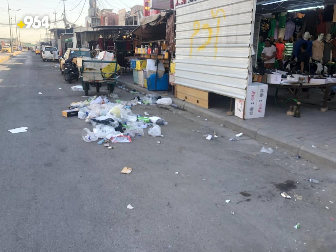 عامل نظافة يحتج على تجار البياع: شارع عشرين أرهقنا والحر قاتل (صور)