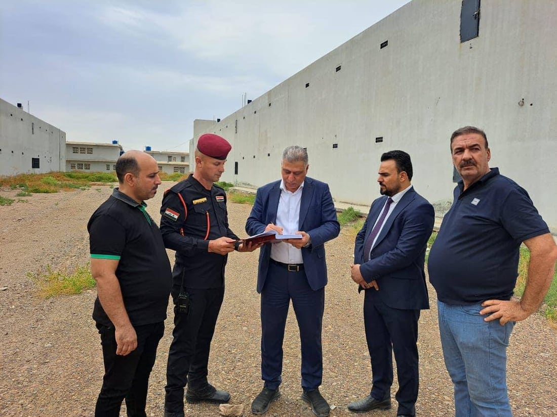 صور: أرشد الصالحي مع نائبتين يتحققون من وزن الصمونة في سجن بغداد المركزي