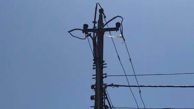 “الشفلات” ترفع النفايات وتقطع أسلاك الطاقة.. كهرباء مدينة الصدر تشكو عمال النظافة