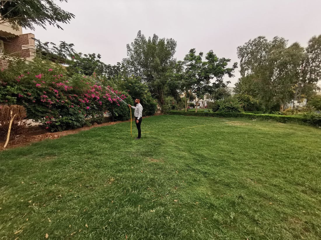 أعطى مفتاحاً لكل عائلة.. شاب كوفي ينشئ للجيران حديقة غنّاء ويحيطها بأبواب محكمة