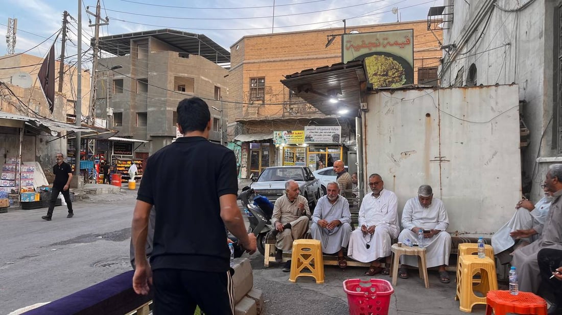 مقهى سمير يتابع “التطورات” عبر وتساب.. بعض ما يجري في “البصرة العثمانية”
