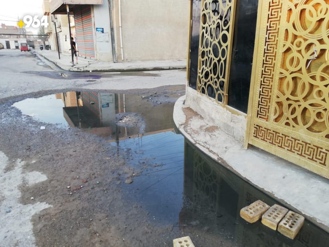 صور: “شهداء العبيدي” غارقة شتاءً وصيفاً.. أغطية المجاري تسرق والقمامة ترمى فيها