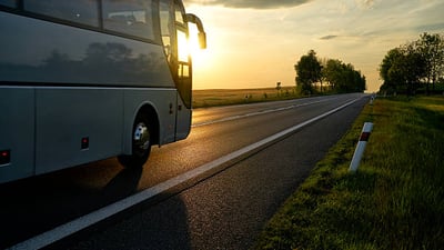 جڕت و چەقەنەی ناو پاسەکان سزای هاتوچۆی له‌سه‌رە