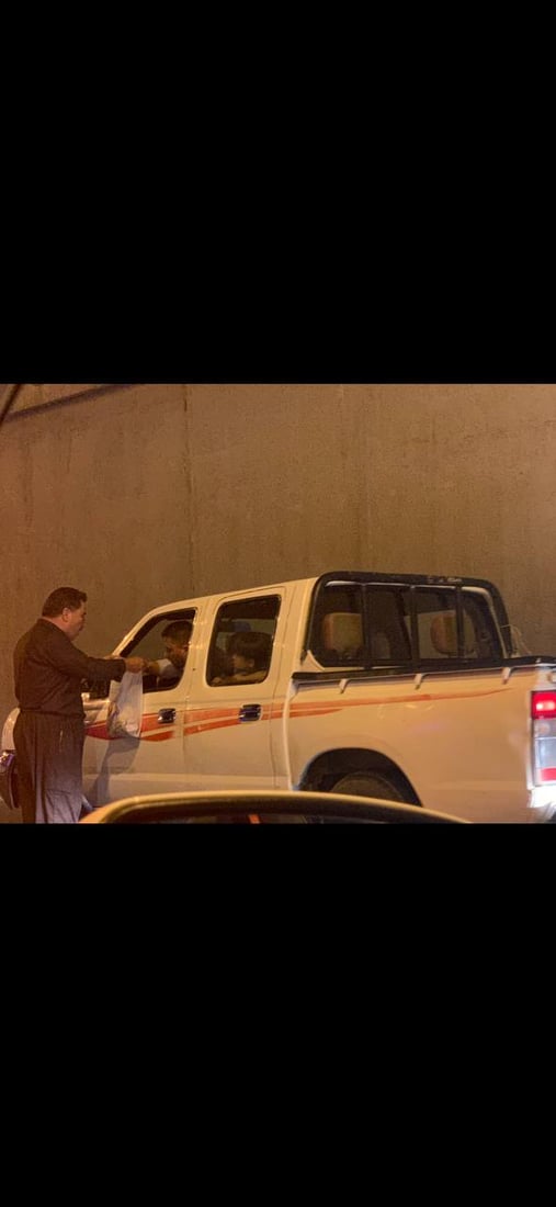 صور مؤثرة من أربيل قبل قليل: السائق يبكي.. والمارّة يجمعون له المال