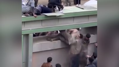 فيديو: مضطرب نفسياً يثير الهلع في الكوفة.. علق بنفق المختار والشرطة تدخلت