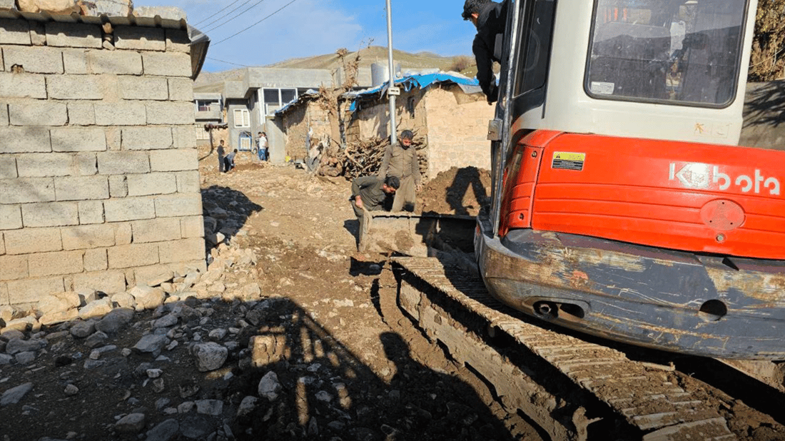 دانیشتوانى گوندێک لەسەر ئەرکى خۆیان ئاوەڕۆ بۆ گوندەکەیان دروست دەکەن