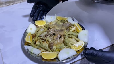 السائق السوري لا يقاوم وينزل فوراً لتجربة الباجة العراقية!