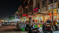 بسبب الدولار والطقس.. شباب بغداد نحو تأجيل شراء ملابس ا...