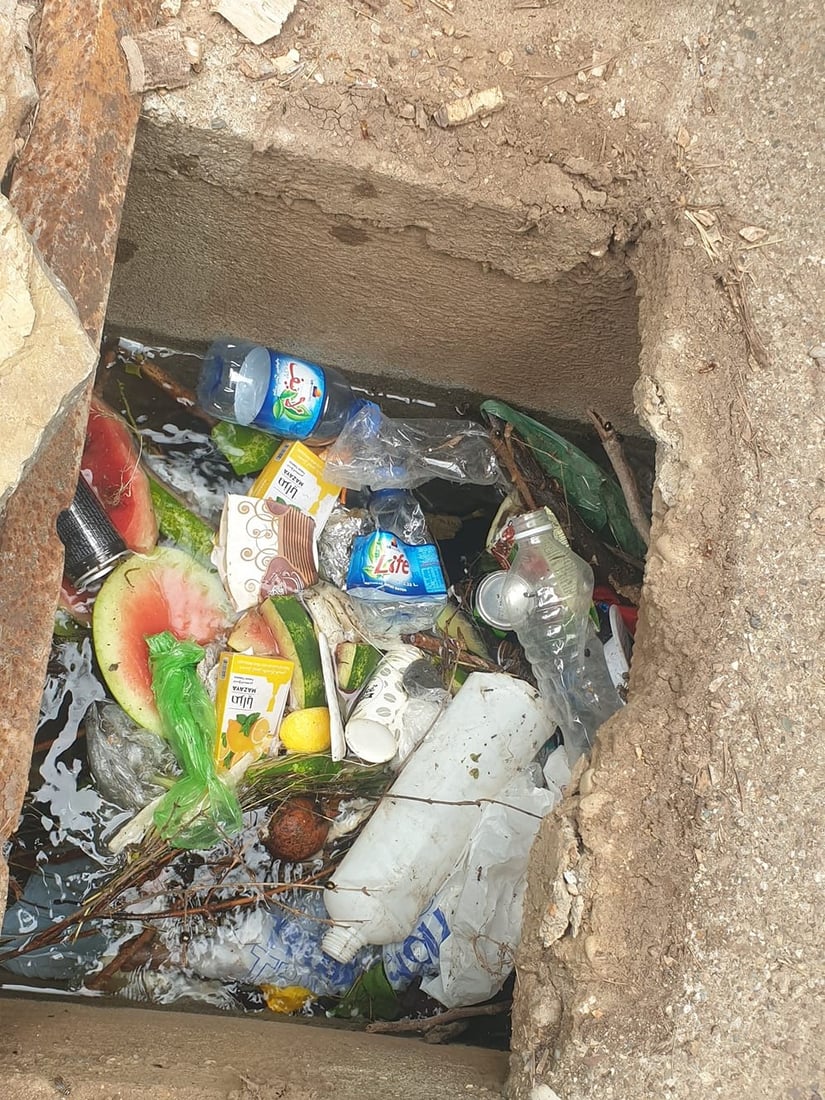 توێکڵە شووتی و بوتڵی ئاو لای کانیاوەکانی سەرگەت فرێدراون