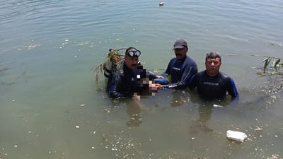 غواصو الشرطة النهرية ينتشلون جثة غريق من نهر الكوفة