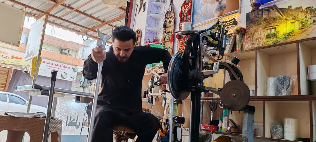 کۆنترین پینەدۆزى دوزخورماتوو بە قاچێکەوە کار دەکات