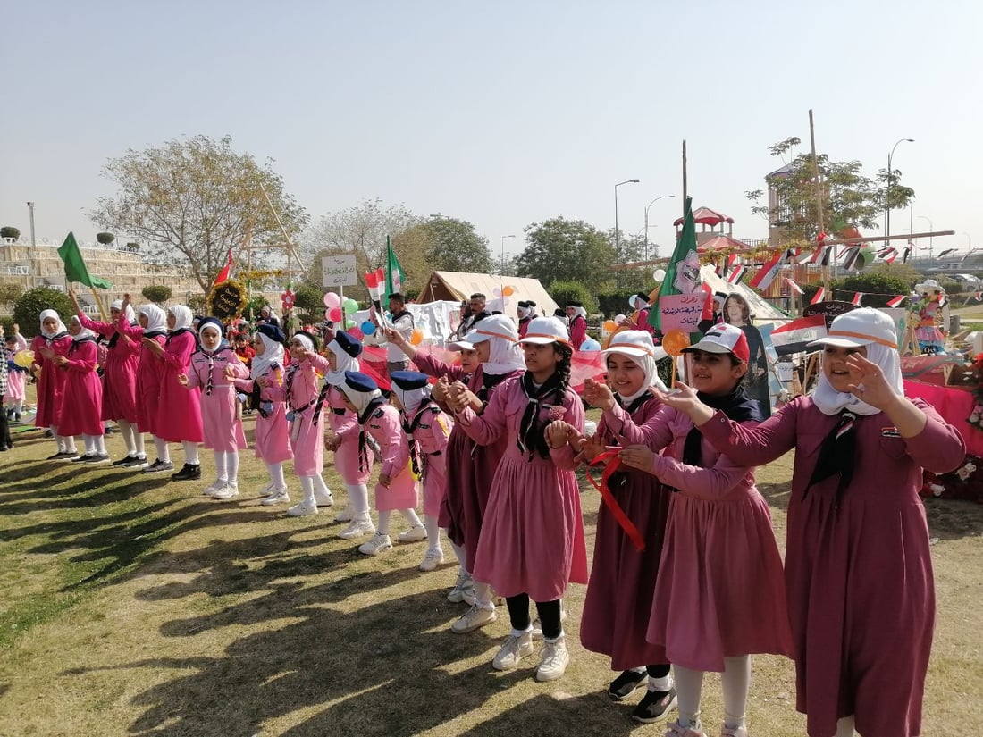 صور: صغيرات بابل يحتفلن تحت شمس الجنائن مع اللوحات والموسيقى