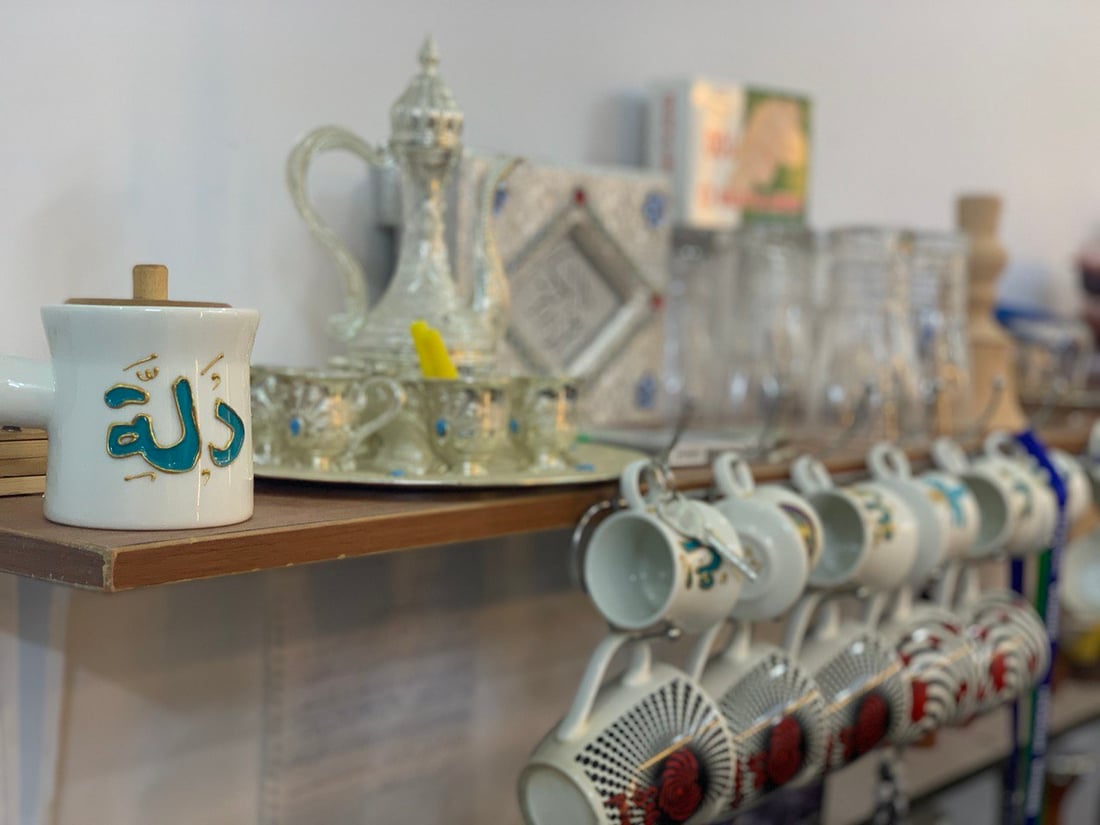 بغداد: مقهى “دلّة” في مجمع النجمة.. ركن للشباب أسسه مهندس ينتظر التعيين