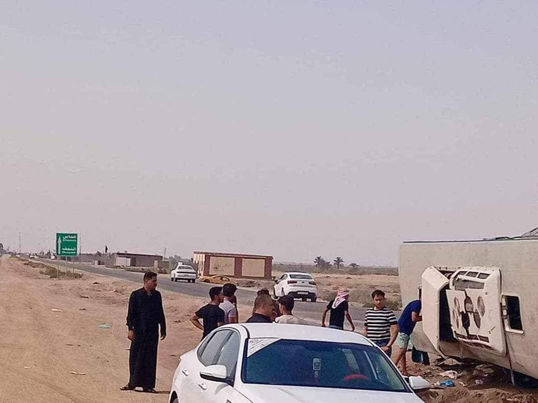 طفلة بُترت يدها وحالات حرجة.. 18 مصاباً بانقلاب باص على طريق غماس – النجف (صور)