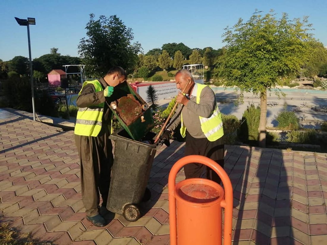 رێبین ئەحمەد، بەڕێوەبەری ئەندازەی پاركەكانی هەولێر كە سەر بە سەرۆكایەتیی شارەوانیی هەولێرە رایگەیاند، لە سەنتەری شاری هەولێر 77 هەزار و 389 گوڵ و دار لە 48 شوێنی شاری هەولێر لەلایەن تیمەكانی بەڕێوەبەرایەتیی ئەندازەی پاركەكانی هەولێرەوە چێندراون.