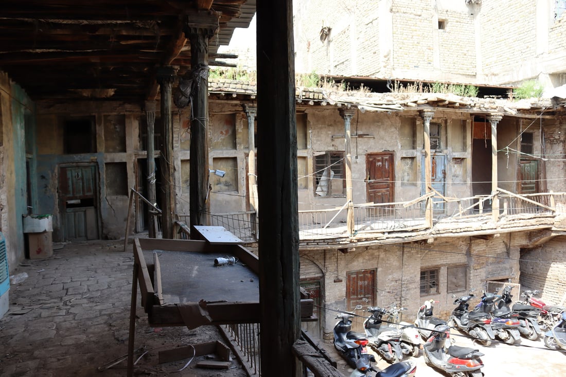 فيديو من “خان المدامغة” في الكاظمية: آخر شاهد على العهد العثماني تحوّل إلى “گراج”