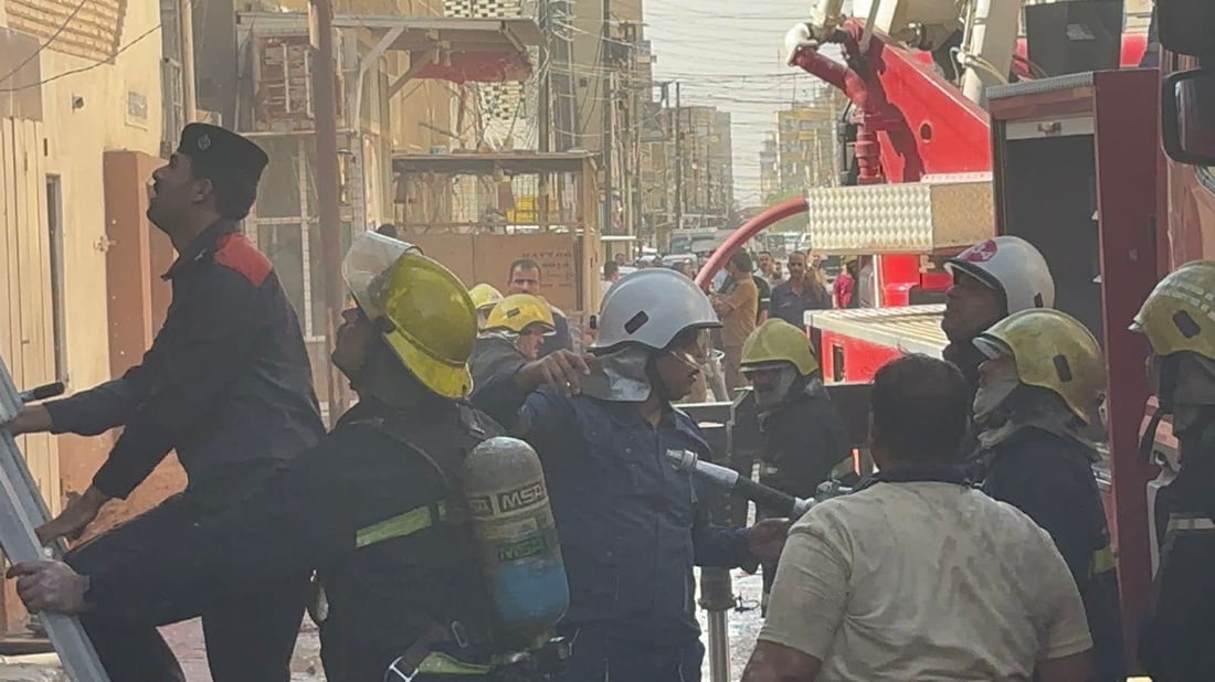 فيديو: الدفاع المدني يخمد حريقاً في بناية تجارية بالنجف بـ”الكرين” والسلالم