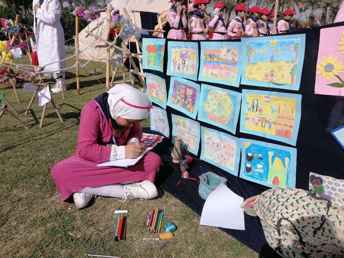 صور: صغيرات بابل يحتفلن تحت شمس الجنائن مع اللوحات والموسيقى