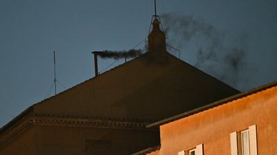 فيديو يظهر تصاعد الدخان الأسود.. خليفة البابا تأخر