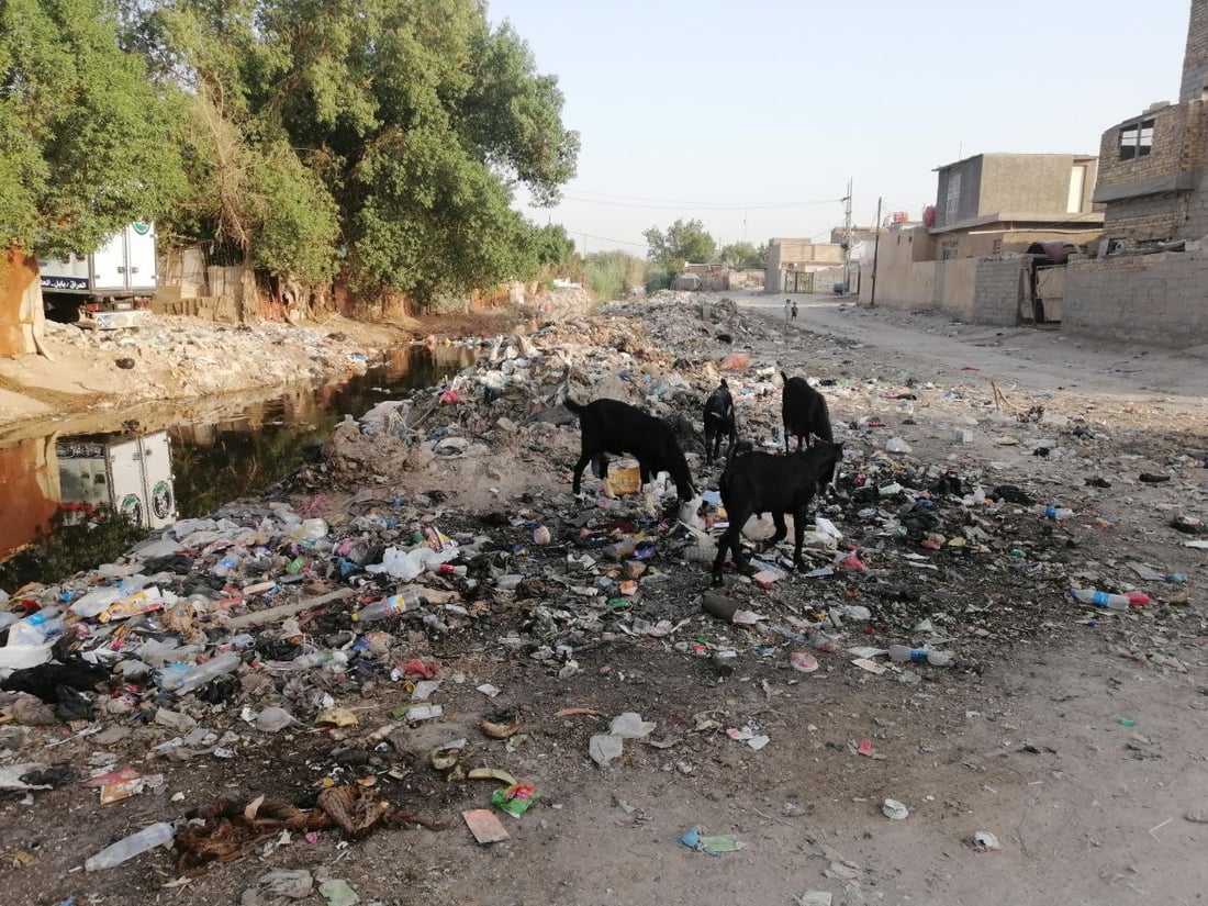 الحلة: بيوت للبيع هرباً من مبزل “الحجي” ومسؤول يطلب “الصبر قليلاً”! (صور)