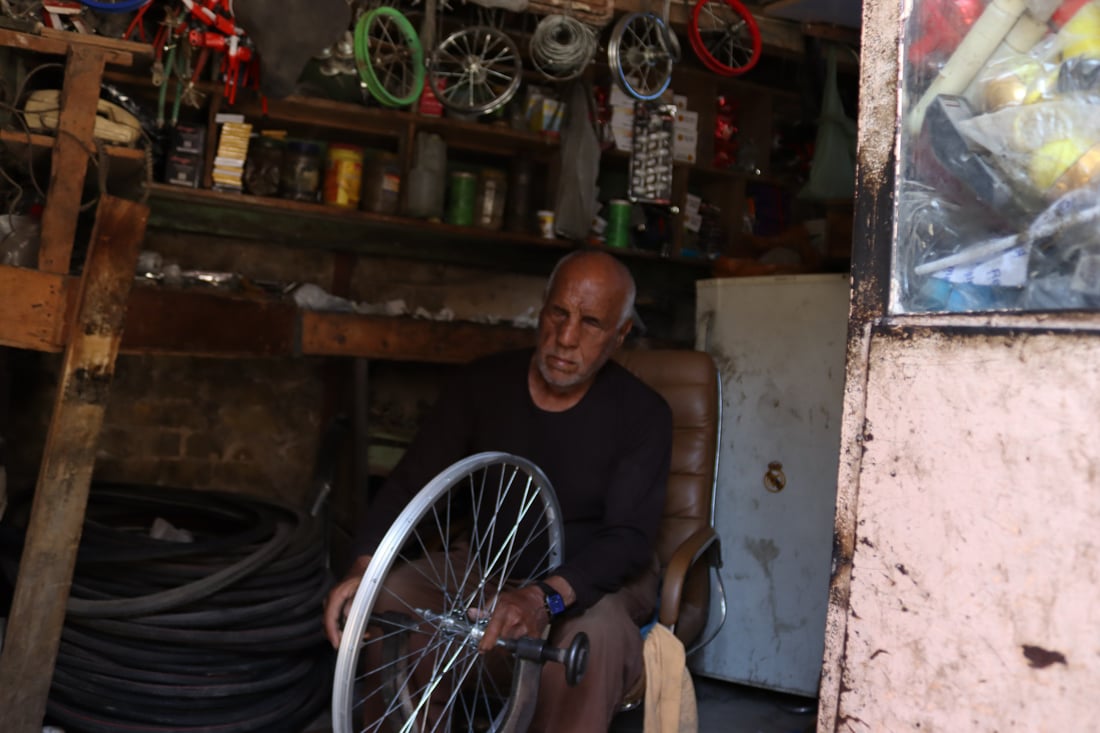 بغداد: العم “جاسم” يلهم الشبان أسرار تصليح “البايسكلات” وينعى نفسه (فيديو)