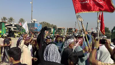 مزارعو النجف يقطعون طريق غماس بالحاصودات للمطالبة بحقوقهم