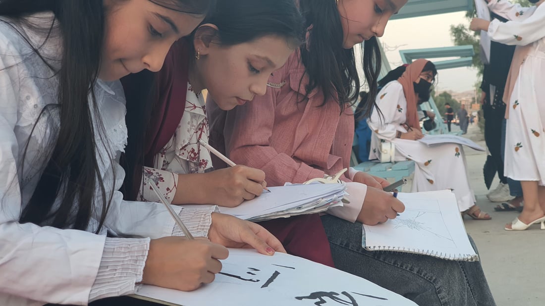 صور: صغيرات تلعفر الرائعات يرسمن للسلام في مدينتهن احتفالاً باليوم العالمي