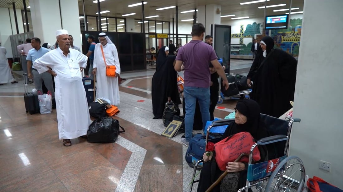 لا مشكلة في منافذ بيع الدولار.. الرحلة الرابعة للحجاج عبر مطار البصرة (صور)