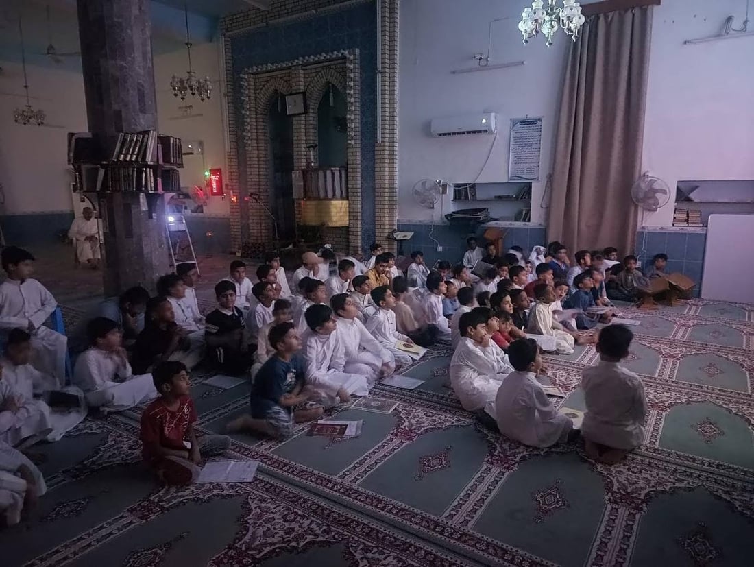 مفتاح طوله متر لبوابة مسجد أهل نجد في الزبير وعلى القفل اسم الأمير