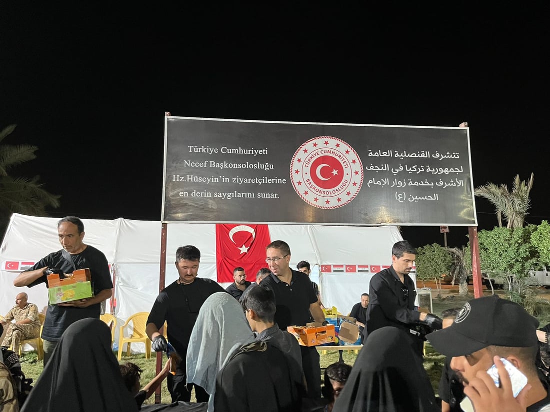 (صور) القنصل التركي يخدم الزائرين في النجف: نحب أهل البيت