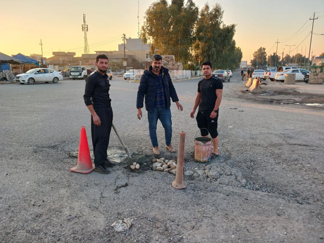 صور: متطوعون يقومون بدور البلدية الغائبة ويصلحون شارعاً مهماً في آلتون كوبري!
