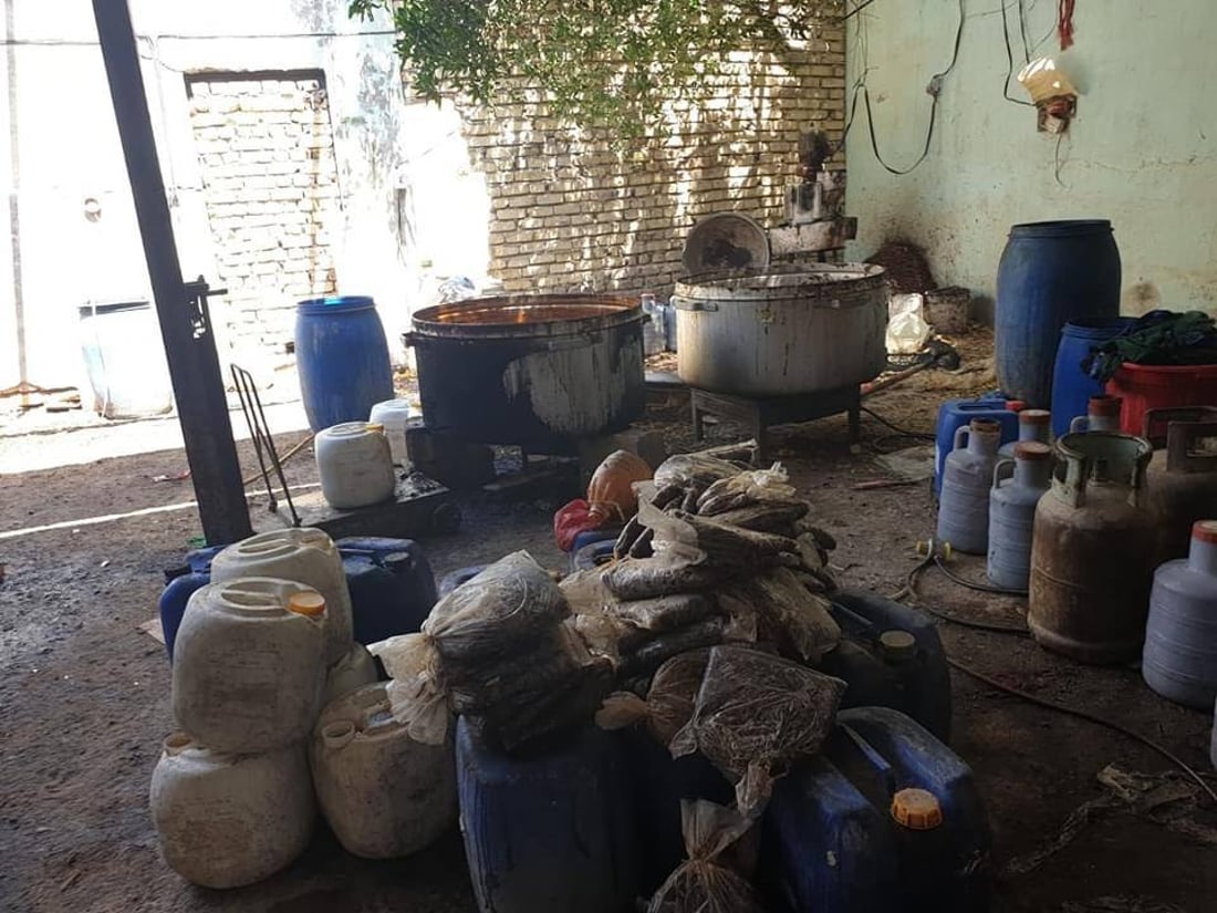 ضبط معمل طرشي متخفي في النجف.. حجز 70 طناً من المواد الأولية والتمور التالفة